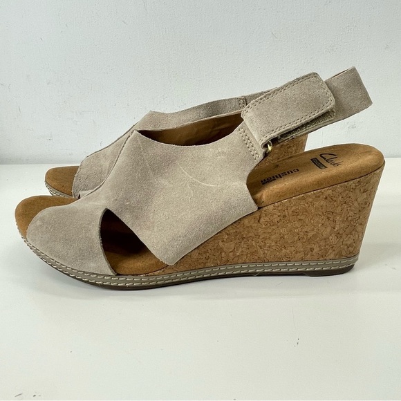 Clarks Helio Float Wedge Sandal in Tan Suede Size 10 Wide - Picture 2 of 13